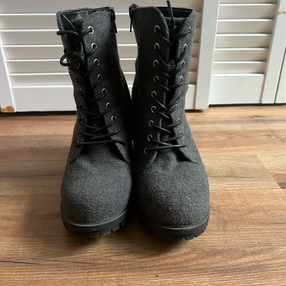 Woman’s Grey Lane Bryant Lace Up And Zip Up Bootie Size 8